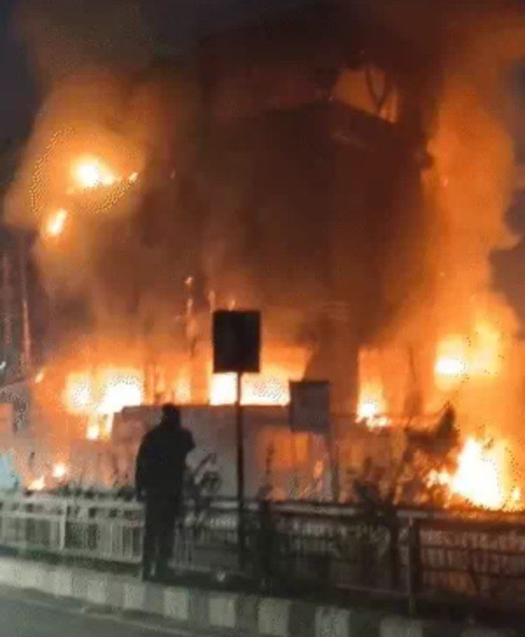 चार मंजिला होटल में भीषण आग: रेस्टोरेंट के बाथरूम में छिपे युवक की मौत, 12 करोड़ की बिल्डिंग राख