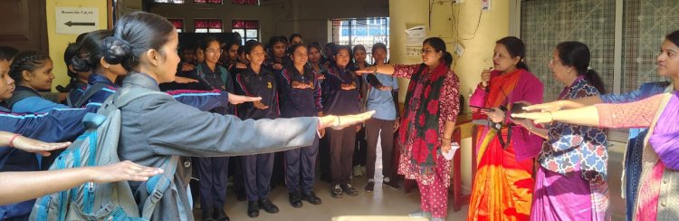 नवयुग कन्या महाविद्यालय में छात्राओं काे दी गई एसआईआर की जानकारी