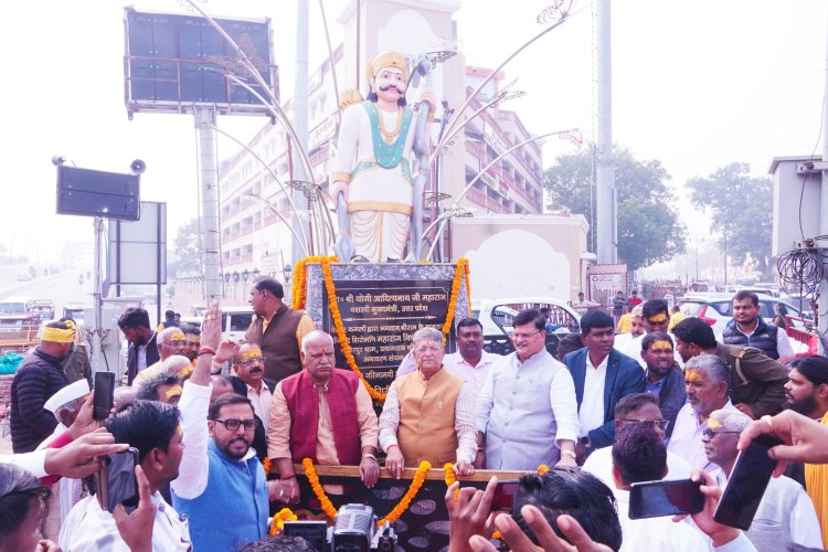 अयाेध्या : निषादराज चौराहे पर स्थापित निषाद राज की मूर्ति का अनावरण