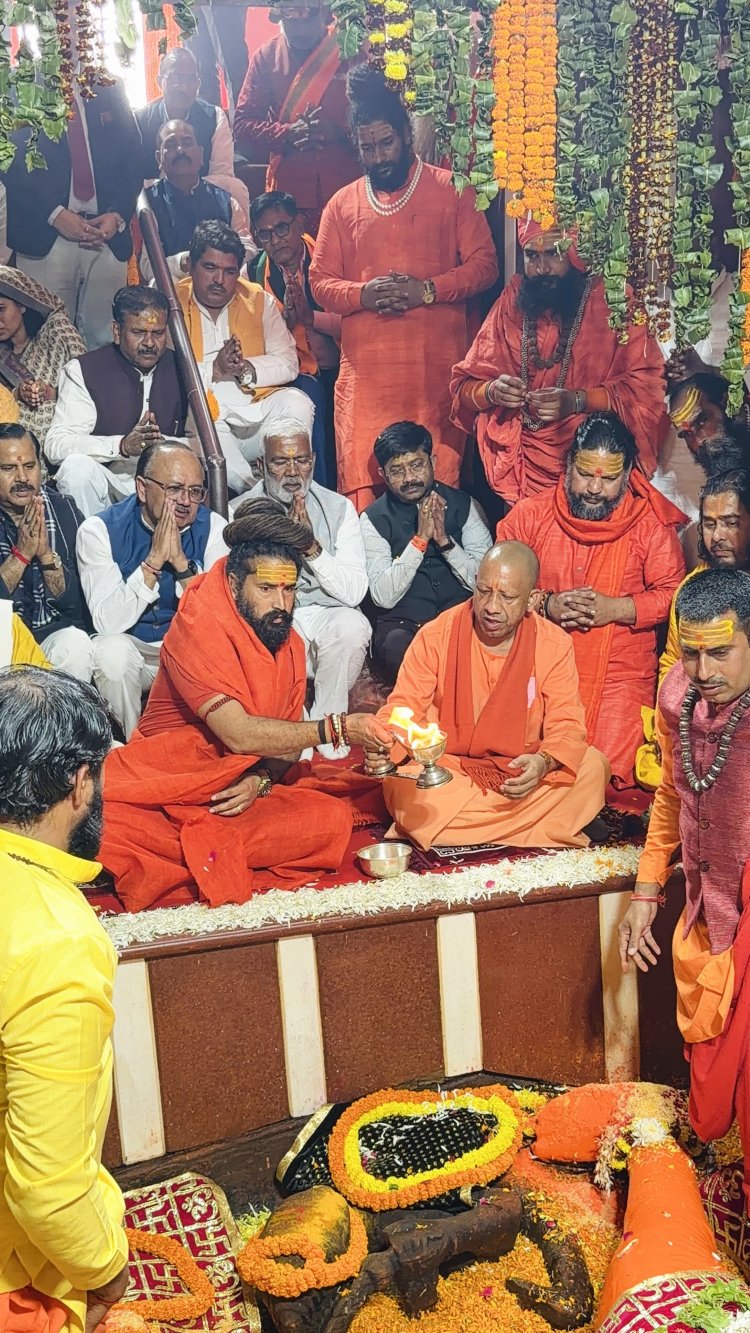 मुख्यमंत्री योगी ने मां गंगा का पूजन करने के साथ बड़े हनुमान के चरणों में झुकाया शीश