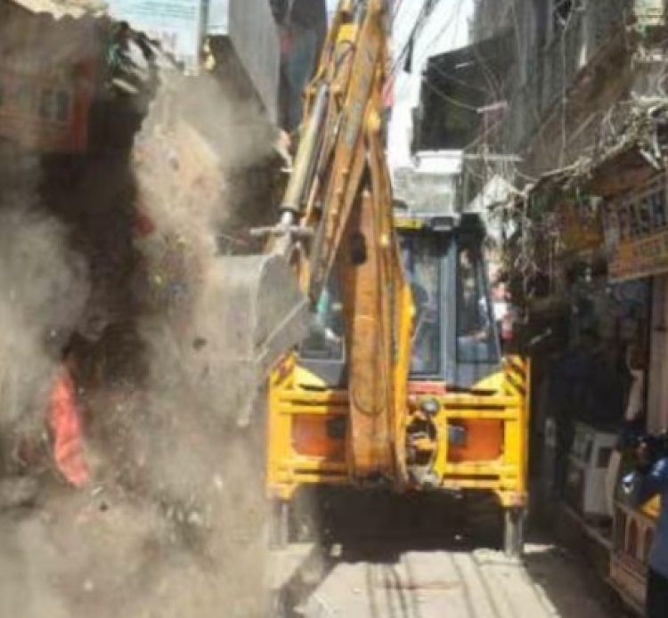 दालमंडी में बुलडोजर घुसने से ध्वस्तीकरण की कार्रवाई तेज, समाजवादी पार्टी करेगी विरोध