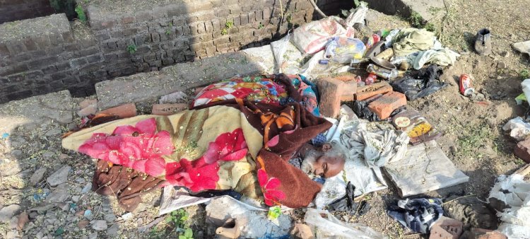 नाले के किनारे कूड़े के ढेर में अज्ञात वृद्ध का शव मिलने से मचा हड़कम्प