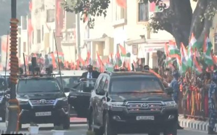 प्रधानमंत्री मोदी ने अयोध्या धाम में ध्वजारोहण से पहले किया रोड शो