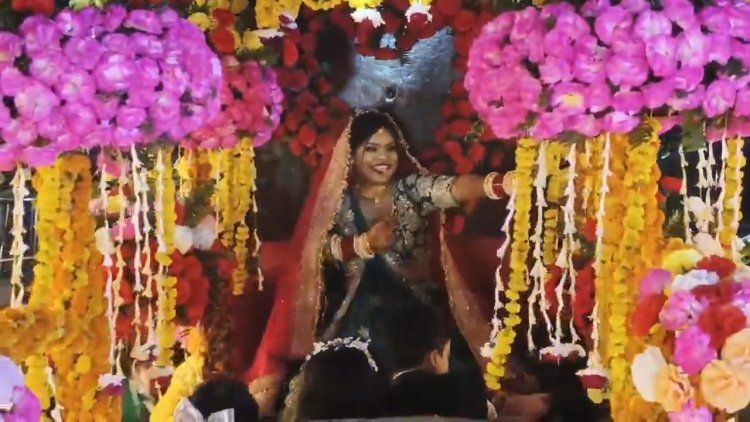 प्रयागराज की अनोखी शादी: रूढ़िवादी परंपराओं को तोड़ती हुई, दूल्हे की जगह दुल्हन ने निकाली अपनी 'शाही बारात', पिता के सपने को किया पूरा