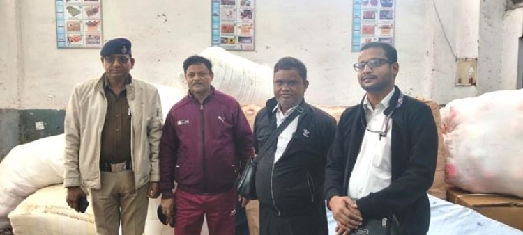 रेलवे लाइन किनारे छुपाकर रखा गया अनबुक्ड लगेज पकड़ा