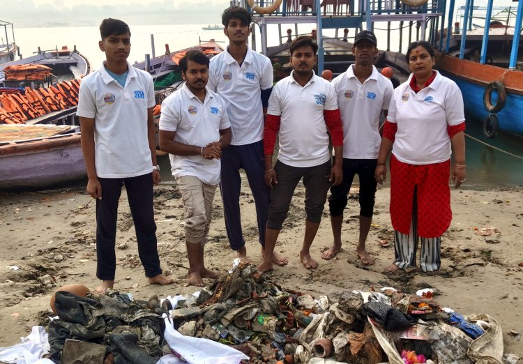 वाराणसी: राजघाट पर मिनटों में गंगा का आंचल दिखने लगा स्वच्छ