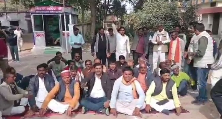 भाजपा कार्यकर्ता की पिटाई करने वाले चौकी इंचार्ज के खिलाफ धरना