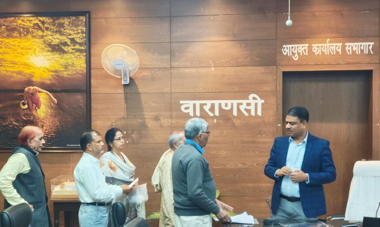 वाराणसी मंडल से आए फरियादियों की समस्याओं को कमिश्नर ने सुना