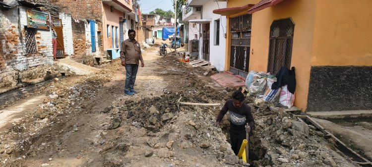 गैस पाइप लाइन बिछाने में ठेकेदार की लापरवाही लोगों के लिए बन रही परेशानी का सबब