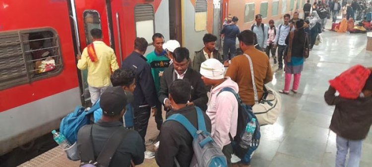 प्रयागराज छिवकी-मिर्जापुर खंड में चेकिंग में पकड़े गए छह अवैध वेंडर