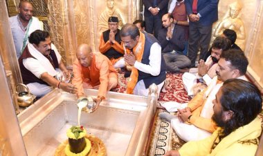 सीएम योगी और केन्द्रीय मंत्री प्रधान ने काशी विश्वनाथ मंदिर में किया दर्शन पूजन