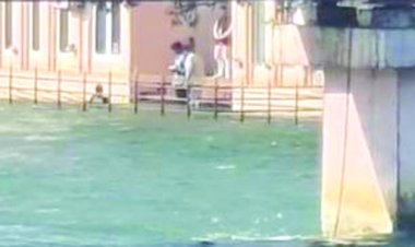 अभिनेता धर्मेंद्र की अस्थियां गंगा में विसर्जित