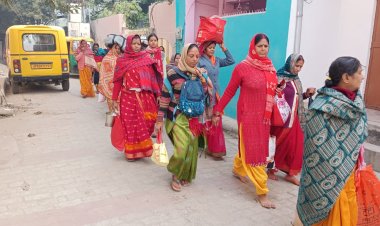 वाराणसी: सर्द मौसम में श्रद्धालु सिर पर बोरा और हाथ में झोला लेकर निकले अंतरगृही यात्रा पर