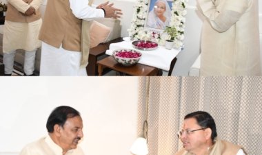 उत्तराखंड के मुख्यमंत्री ने सांसद महेश शर्मा के घर पहुंच कर उनकी दिवंगत मां को पुष्प अर्पित किया