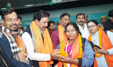 काशी तमिल संगमम-4.0: तमिलनाडु से काशी पहुँचा तीसरा दल, डमरू वादन और पुष्पवर्षा के बीच भव्य स्वागत