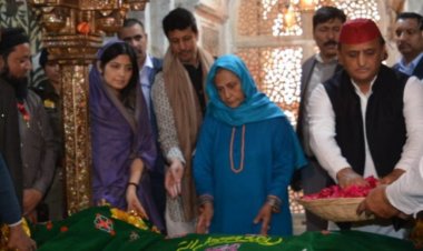 अखिलेश यादव ने पत्नी और जया बच्चन के साथ फतेहपुर सीकरी स्थित सलीम चिश्ती की दरगाह पर मांगी दुआ