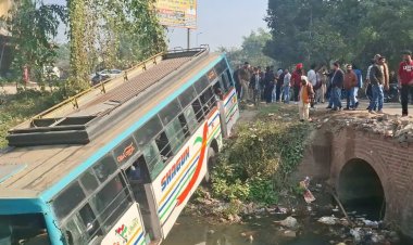 बिजनौर: बेकाबू बस पुलिया से नीचे गिरी, 24 यात्री घायल