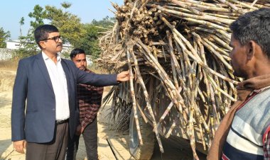 गन्ना क्रय केंद्र प्रभारी किसानाें से कर रहा था वसूली, डीएम ने लगाई फटकार