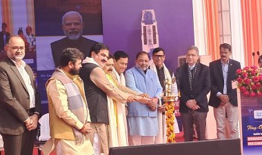 वाराणसी में देश के पहले हाइड्रोजन चालित जलयान को केन्द्रीय मंत्री सोनोवाल ने दिखाई हरी झंडी