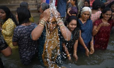काशी तमिल संगमम—4: तमिल महिलाओं के दल ने हनुमानघाट पर गंगा में लगाई डुबकी