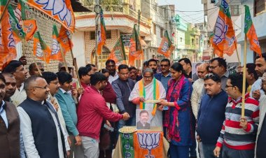 माध्यमिक शिक्षा राज्यमंत्री गुलाब देवी के आवास पर मिठाई बांटकर मनाया गया जश्न