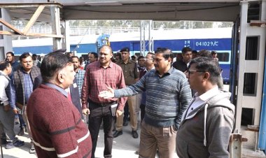 चुनार-चोपन दोहरीकरण व स्टेशन विकास कार्यों का जीएम ने किया निरीक्षण