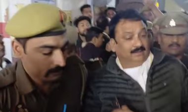 सत्ताइस दिन से फरार सपा के पूर्व विधायक ने फिल्मी अंदाज में न्यायालय में किया समर्पण