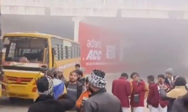 कंटेनर से टकराई बच्चों से भरी स्कूली बस, चालक घायल