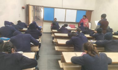 वाराणसी के रणवीर संस्कृत विद्यालय कमच्छा में बच्चों के गीता श्लोक गायन से मंत्रमुग्ध हुए परीक्षक