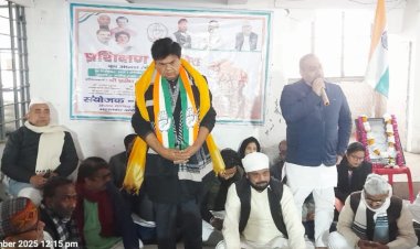 वाराणसी में कांग्रेस ने मनाया स्थापना दिवस,जिलाध्यक्ष ने किया पार्टी का झंडारोहण