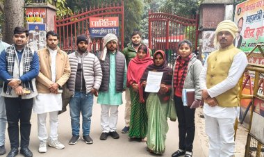 वाराणसी में राहुल मिश्रा आत्महत्या मामले हाे लेकर मां और सामाजिक संगठन के कार्यकर्ताओं ने सौंपा ज्ञापन