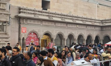 साल के अन्तिम दिन घने कोहरे और सर्द हवाओं के बीच काशी विश्वनाथ दरबार में आस्था का सैलाब