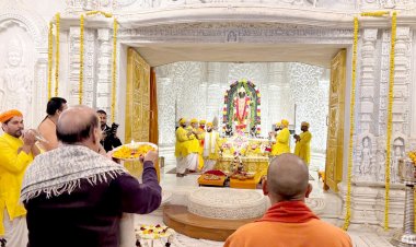 माता अन्नपूर्णा मंदिर के शिखर पर रक्षा मंत्री राजनाथ सिंह, मुख्यमंत्री योगी ने किया ध्वजारोहण