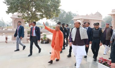 राम जन्मभूमि में दर्शन के बाद मुख्यमंत्री व रक्षा मंत्री ने श्रद्धालुओं का किया अभिवादन