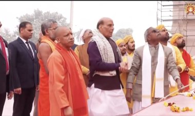 माता अन्नपूर्णा मंदिर के शिखर पर रक्षा मंत्री राजनाथ सिंह, मुख्यमंत्री योगी ने किया ध्वजारोहण