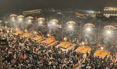 वाराणसी : साल के अंतिम दिन दशाश्वमेघ घाट पर गंगा आरती में उमड़ा आस्था का सैलाब