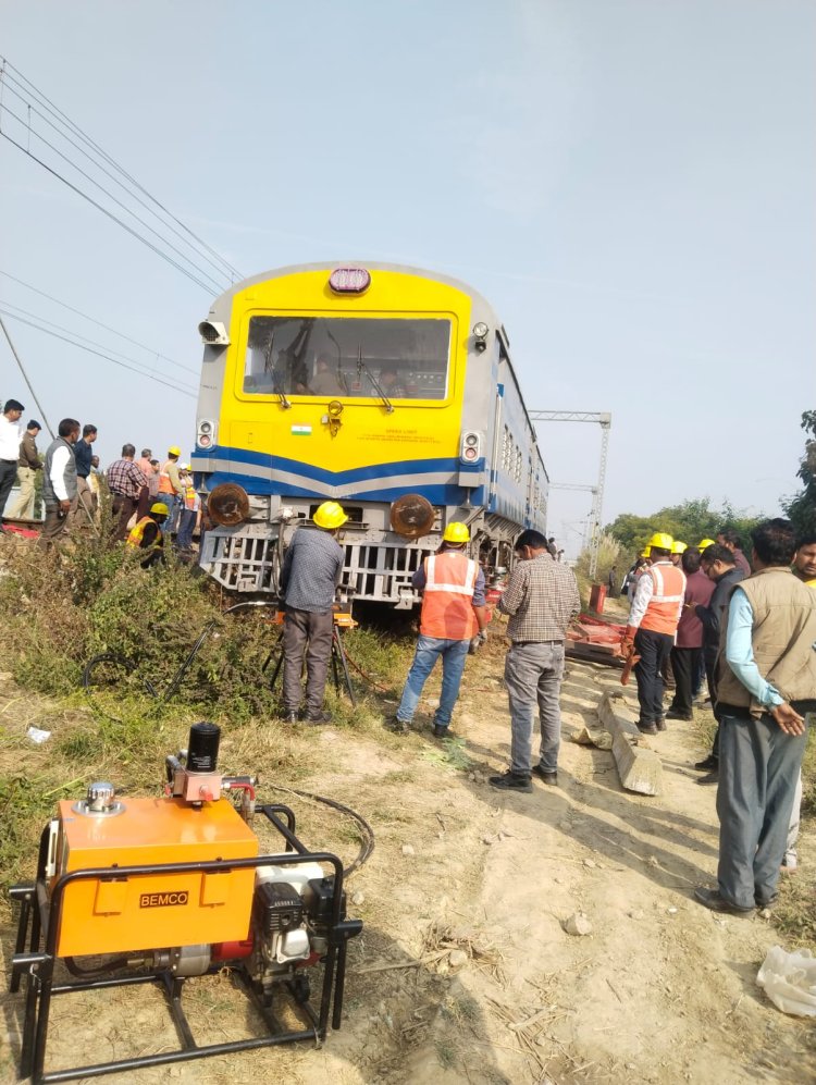 रेलवे का ओएचई निरीक्षण यान हरदत्तपुर रेलवे स्टेशन के पास पटरी से उतरा,मौके पर पहुंचे अफसर