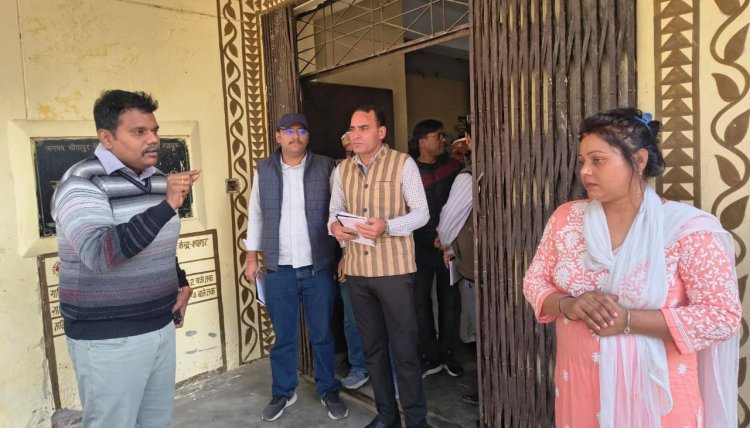 सीतापुर : शाहपुर पीएचसी पहुंचे डीएम, अव्यवस्था देख नोटिस, सेवा समाप्ति की कार्रवाई के दिए निर्देश