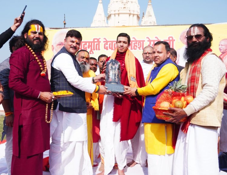 वेदमूर्ति देवव्रत महेश रेखे का महापौर की अगुवाई में संतों ने किया स्वागत