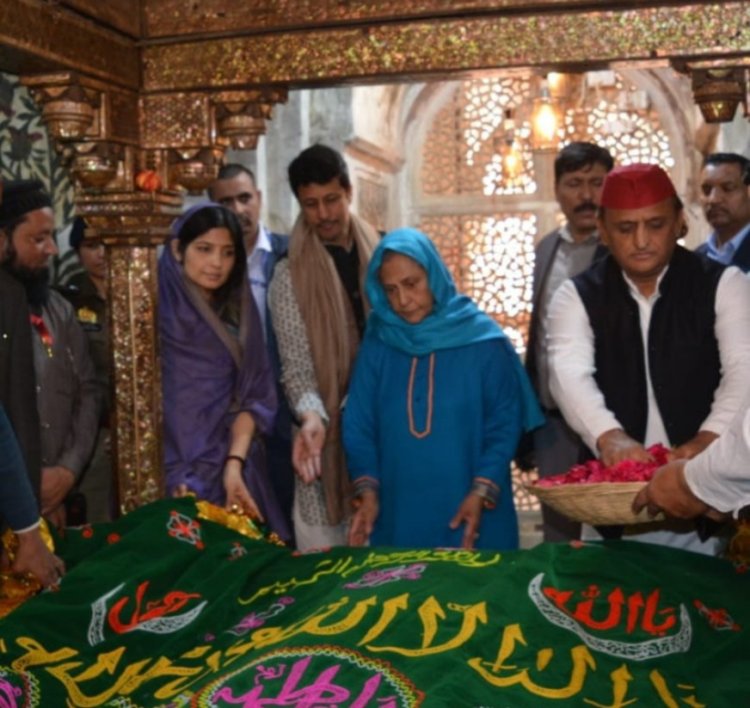 अखिलेश यादव ने पत्नी और जया बच्चन के साथ फतेहपुर सीकरी स्थित सलीम चिश्ती की दरगाह पर मांगी दुआ
