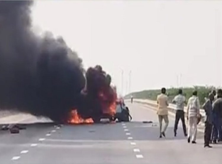 बाराबंकी में टकराने के बाद दाे कारें जली, तीन की मौत