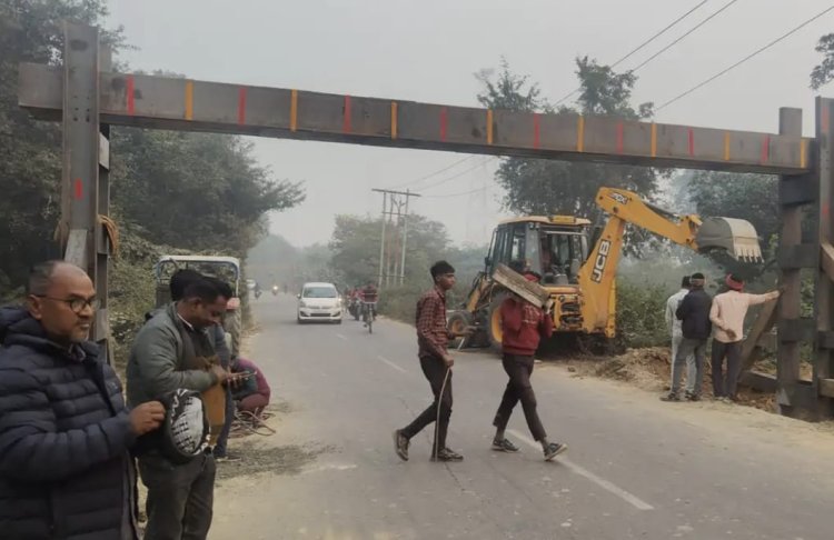 हाइट गेज लगने से गन्ना किसानों को होंगी दिक्कतें, दिल्ली से अयोध्या आने वाले श्रद्धालुओं को भी होगी परेशानी