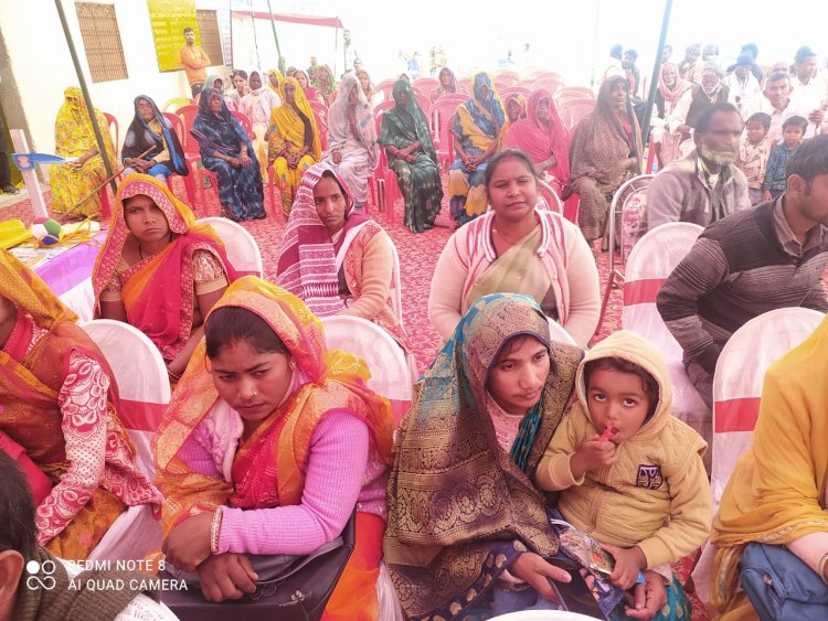 मीरजापुर : डीपीआरओं ने ग्राम चाेपाल मेें ग्रामीणाें की सुनी शिकायत