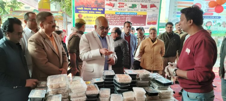 कानपुर में सजा लड्डू बाजार, आकर्षित कर रहे हैं सर्दी में लाभकारी पारंपरिक उत्पाद