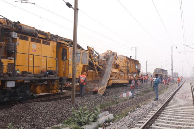 प्रयागराज रेल मंडल में रिकॉर्ड समय में बीसीएम कार्य पूर्ण, संरक्षा एवं ट्रैक गुणवत्ता में उल्लेखनीय सुधार