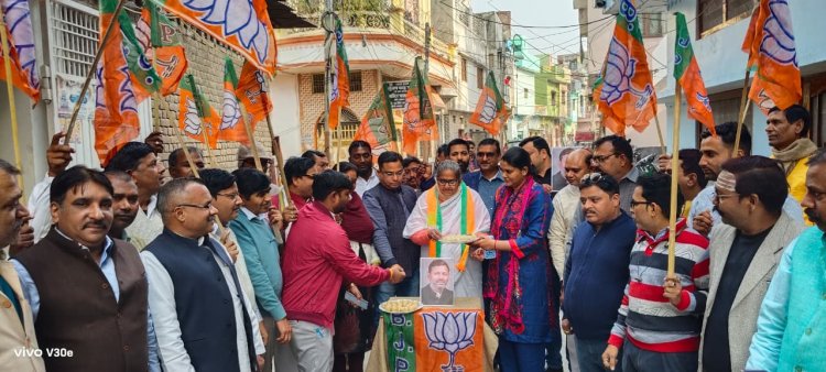 माध्यमिक शिक्षा राज्यमंत्री गुलाब देवी के आवास पर मिठाई बांटकर मनाया गया जश्न