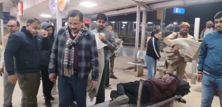 जिलाधिकारी ने रेन बसेरों व अलाव का किया निरीक्षण, जरूरतमंदों को बांटे कंबल