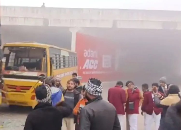 कंटेनर से टकराई बच्चों से भरी स्कूली बस, चालक घायल