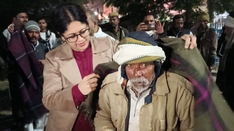 महाेबा जिलाधिकारी ने किया रैन बसेरों का निरीक्षण, जरूरतमंदों को बांटे कंबल