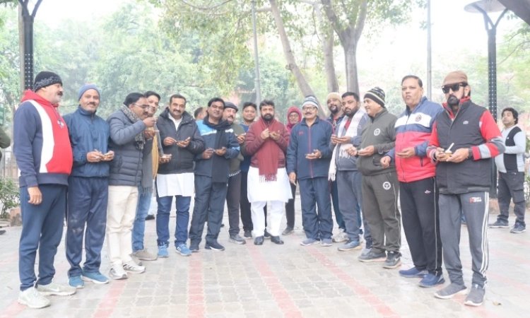 मंत्री डॉ दयाशंकर ने आत्मीय संवाद कर पुराने मित्रों के साथ चखा चूड़ा-मटर का स्वाद